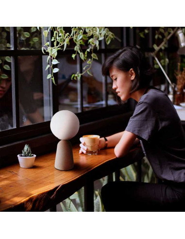 Lámpara sobremesa CRE cemento con 1 globo opal